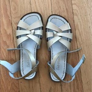 Saltwater sandals in gold