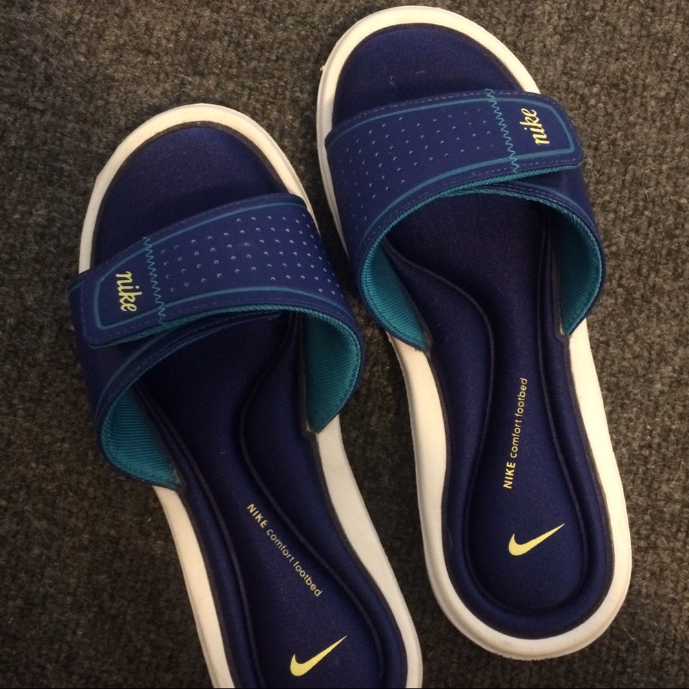 Nike sandals size 7