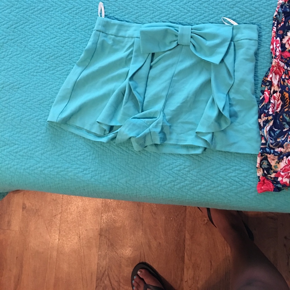 Who wears short shorts