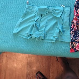 Who wears short shorts