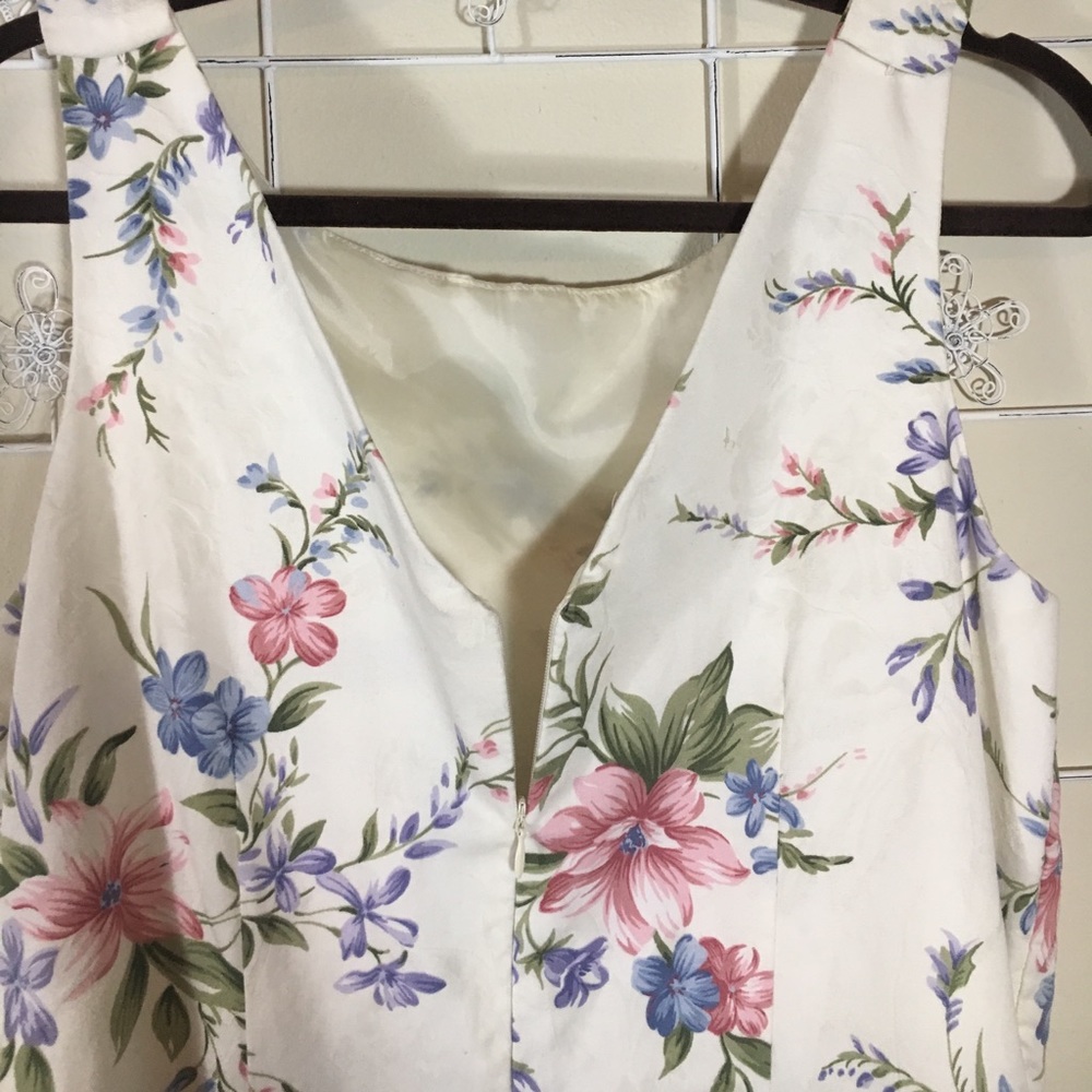 💕 😍 Darling Spring Dress😍 - Picture 2 of 3