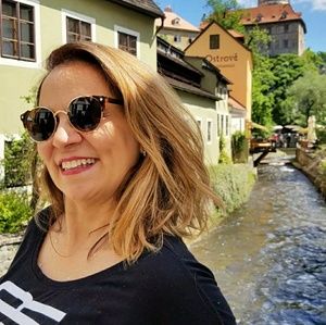 Meet your Posher, Elaine