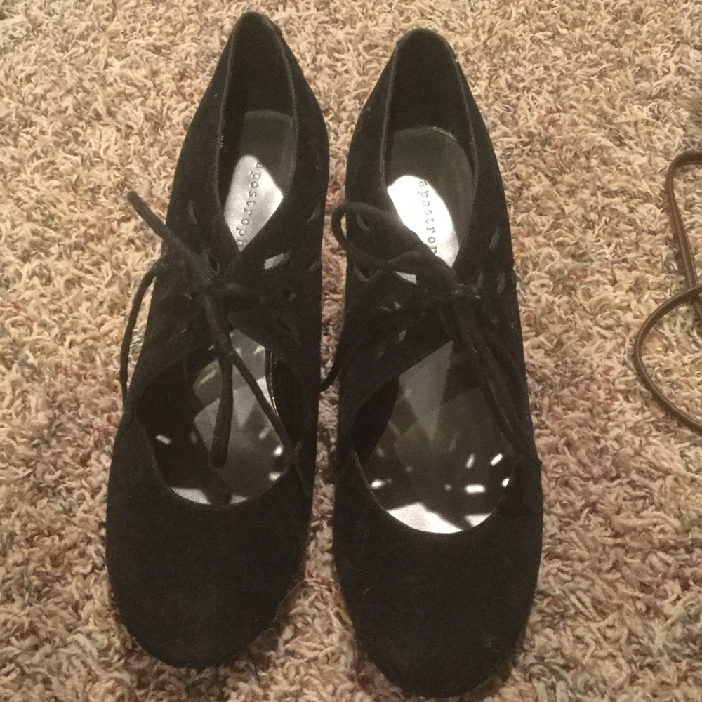 Black wedges
