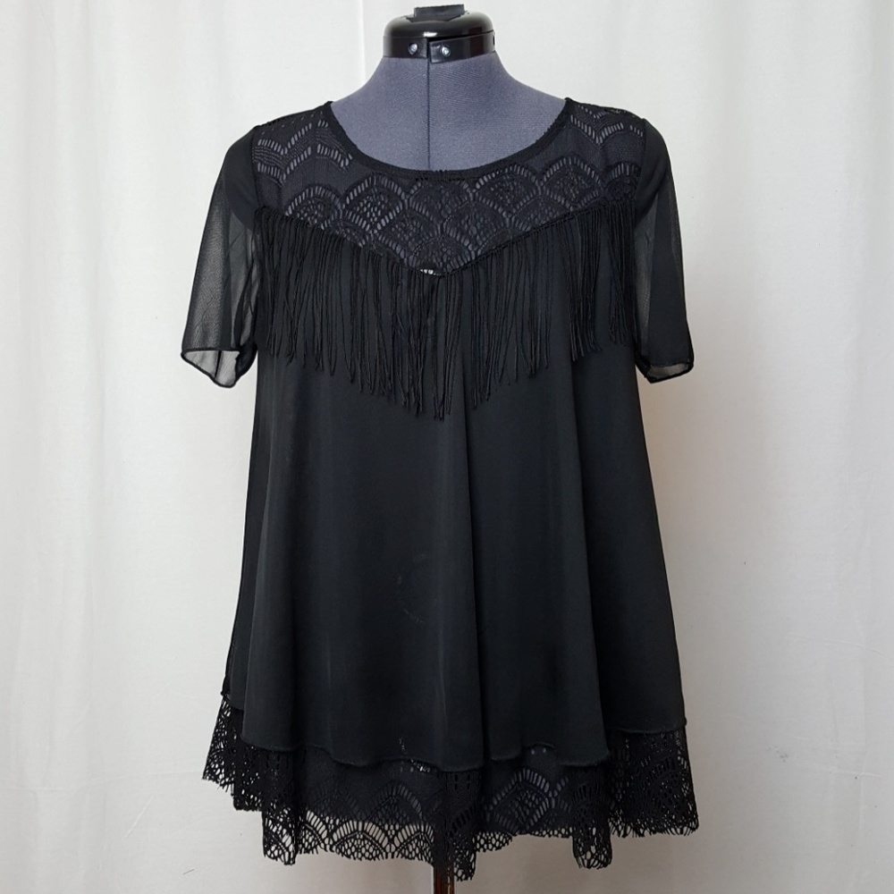Buckle BKE Boutique Black Sheer Front fringe Top M