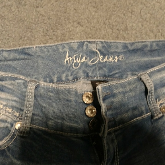 Ariya Jeans - Picture 3 of 3