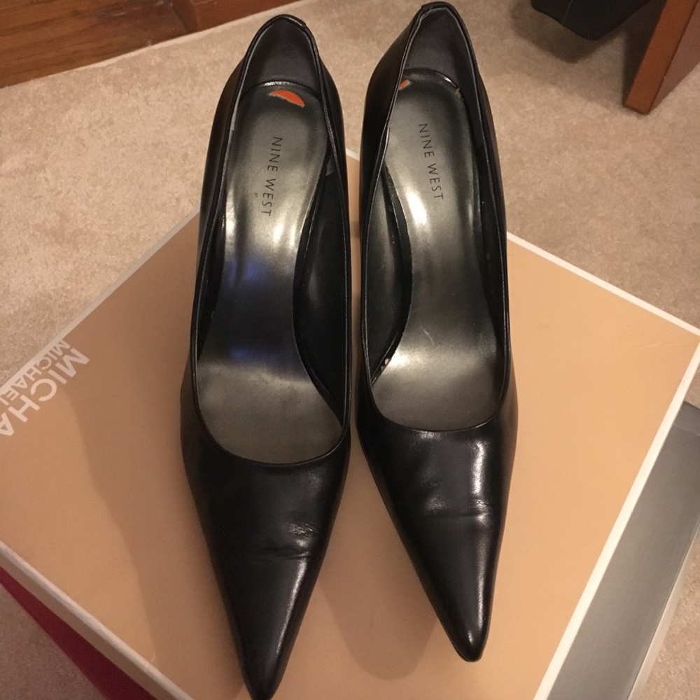 Black pumps