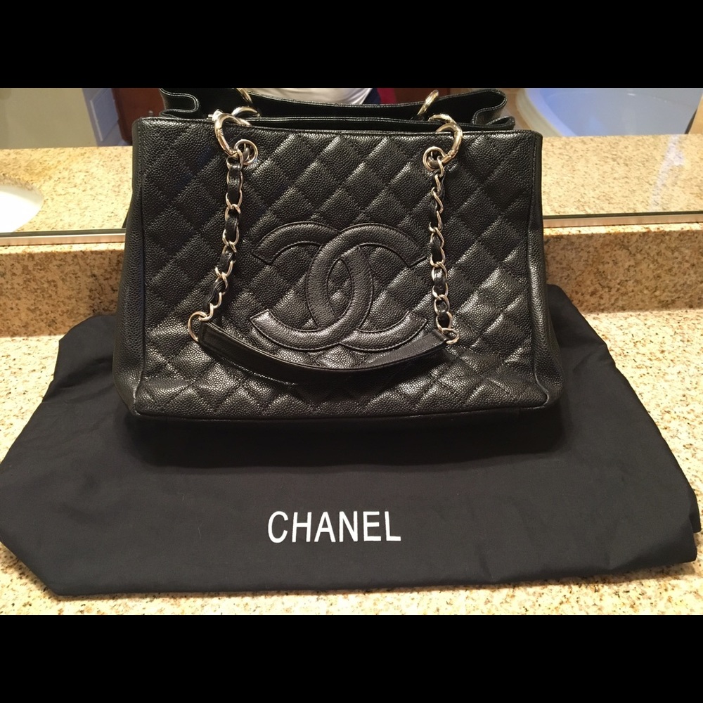 Chanel caviar black leather bag