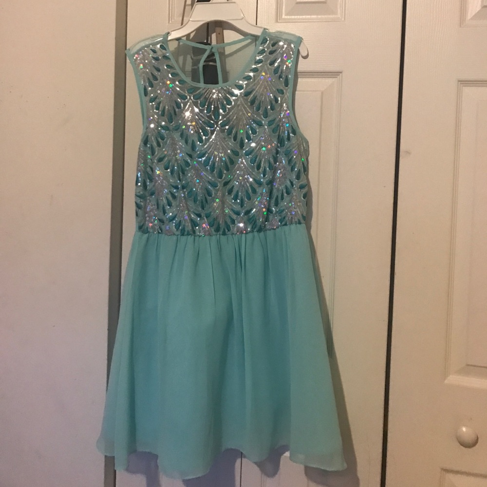 Beautiful Dress - Picture 1 of 2