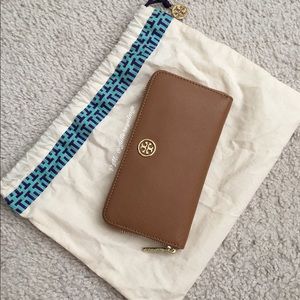 NEW Tory Burch Robinson Continental Zip Wallet
