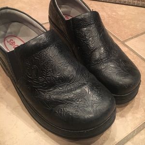 Nursing Klogs, black patterned leather size 9