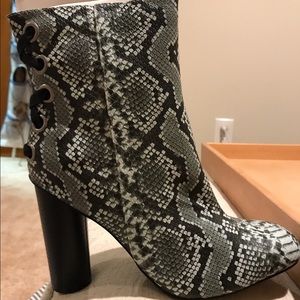 Missguided Snake skin heeled booty
