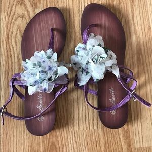 Nwt! Strappy sandals. 8.5