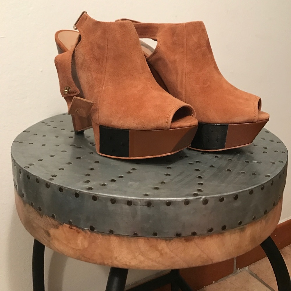 Camel booties