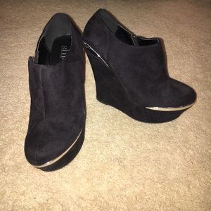 BLACK AND SILVER WEDGES SIZE 7🖤