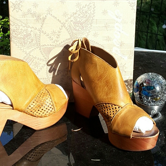 Free People Revolver Clogs Sizes 39 & 40 Taupe NIB - Picture 5 of 7
