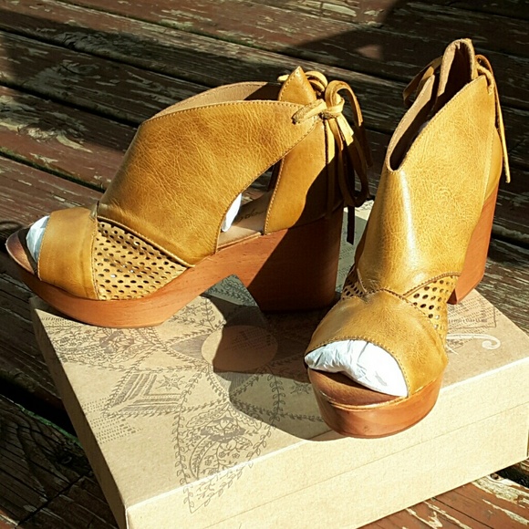 Free People Revolver Clogs Sizes 39 & 40 Taupe NIB - Picture 6 of 7