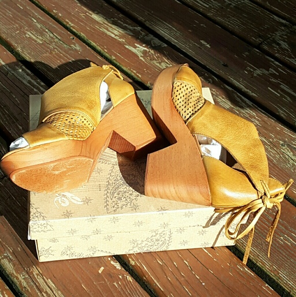 Free People Revolver Clogs Sizes 39 & 40 Taupe NIB - Picture 7 of 7