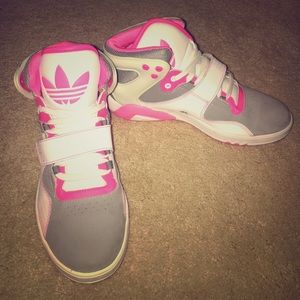 ADIDAS ROUNDHOUSES 💕