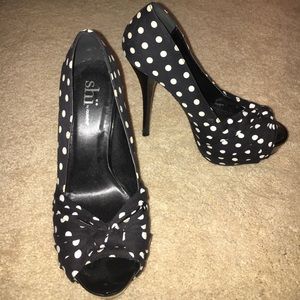 BLACK AND WHITE POLKA DOT HIGH HEELS🖤