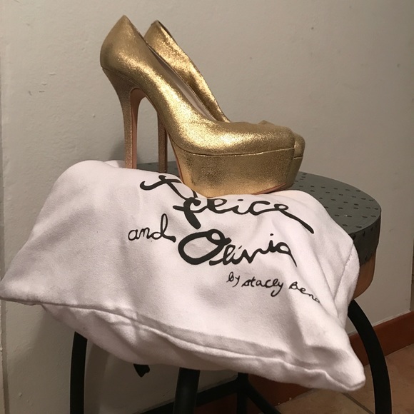 GOLD GOLD GOLD heels - Picture 1 of 1