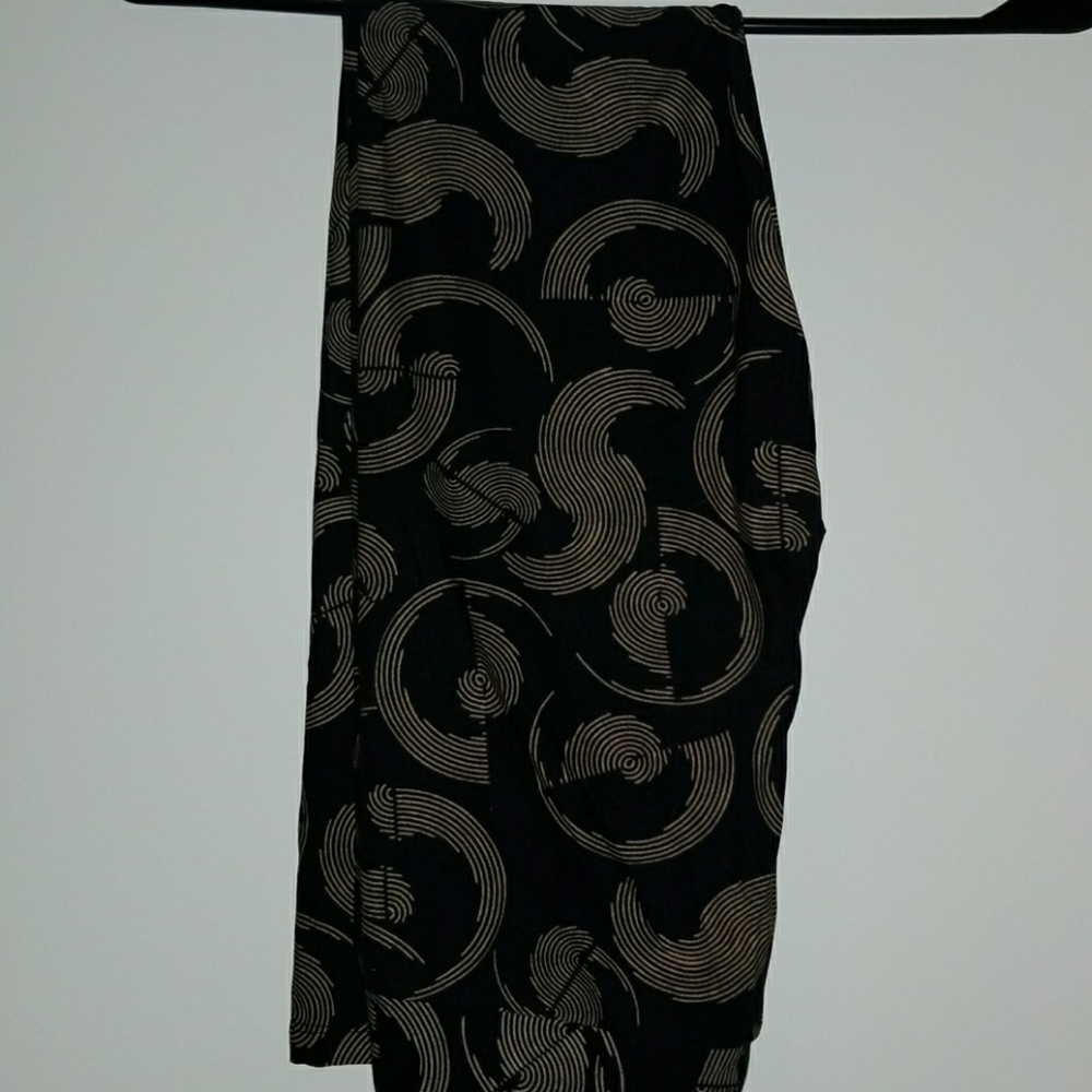 Lularoe Black and Cream swirls leggings