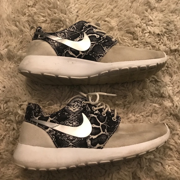 Nike Shoes - Size 9 Nike roshe