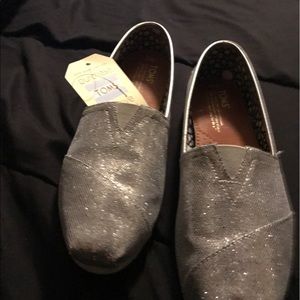Toms NWT Size 9 silver