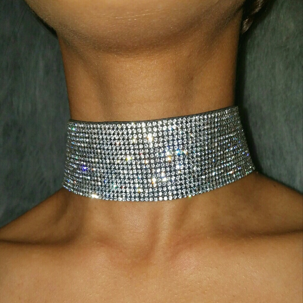 The "Vixen" choker.