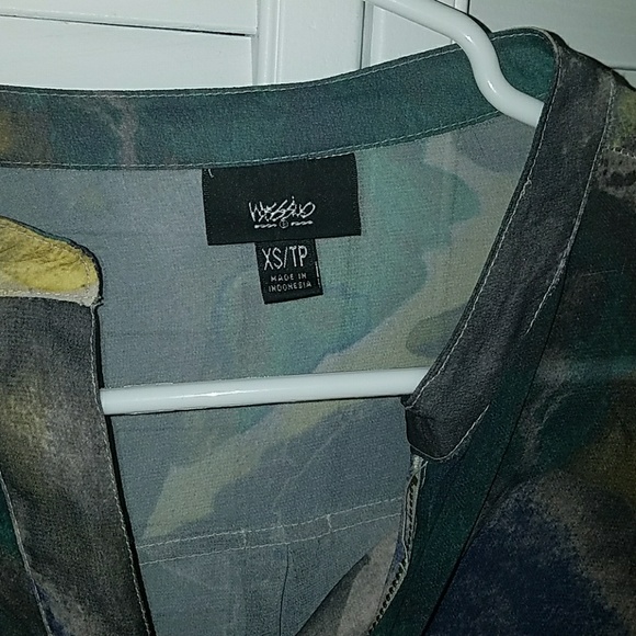 **CLOSET CLEAR OUT SALE!!**Semi sheer blouse - Picture 3 of 4