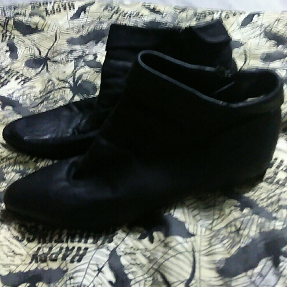 Auth. 80s black Leather ankle boot. Size 6M