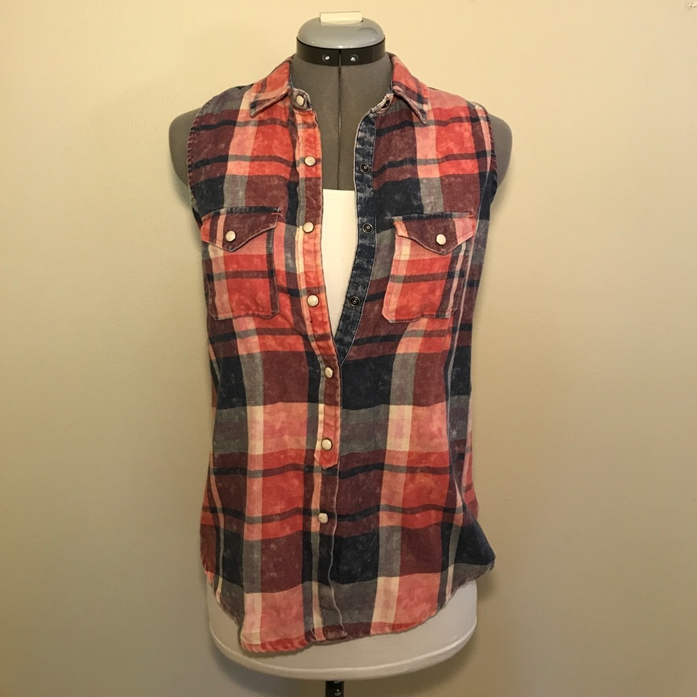 Nollie sleeveless plaid top. Small