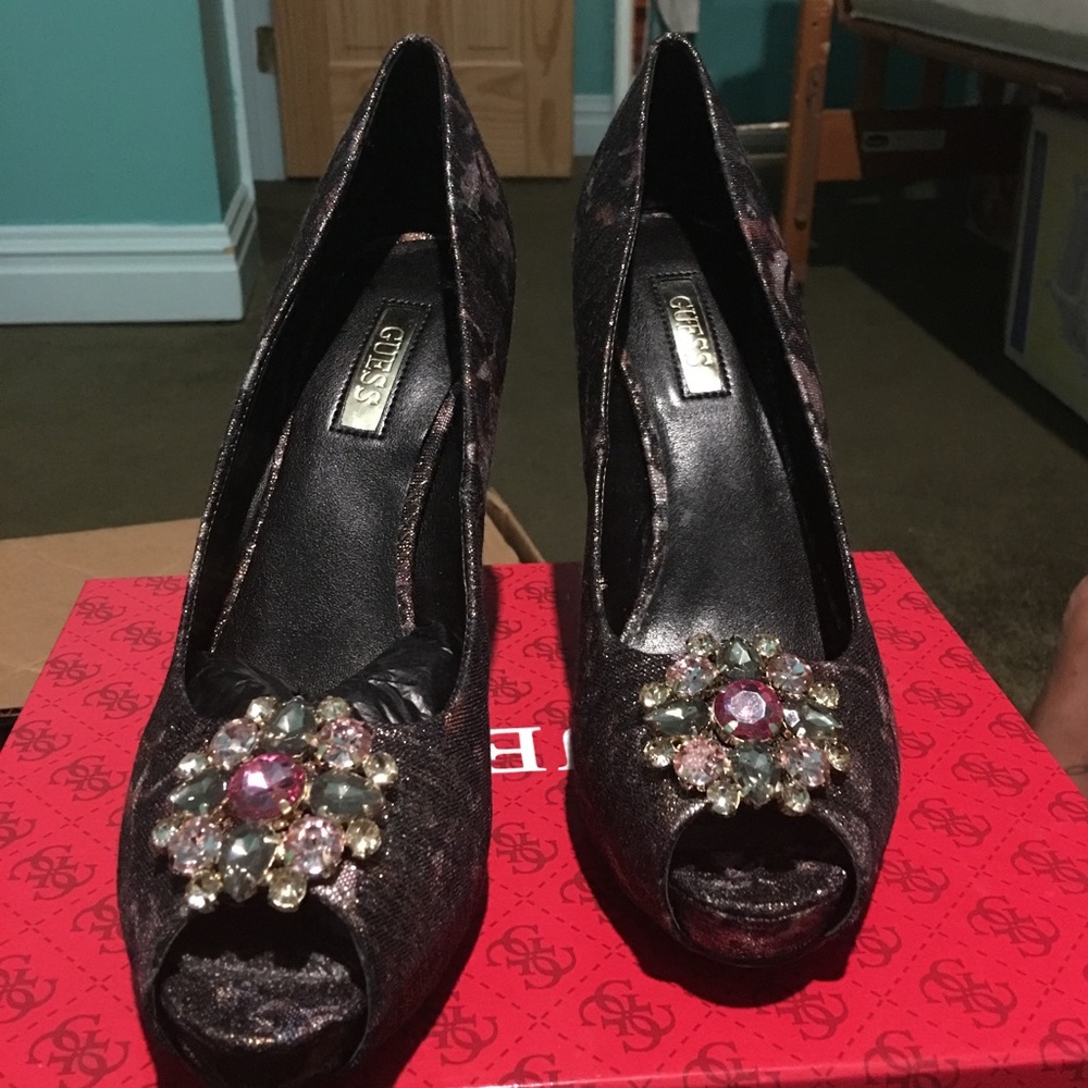 🎉🎉🚨Floral Pumps w/ a bedazzled broach 👠🎉