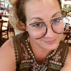 Meet your Posher, Suzanne