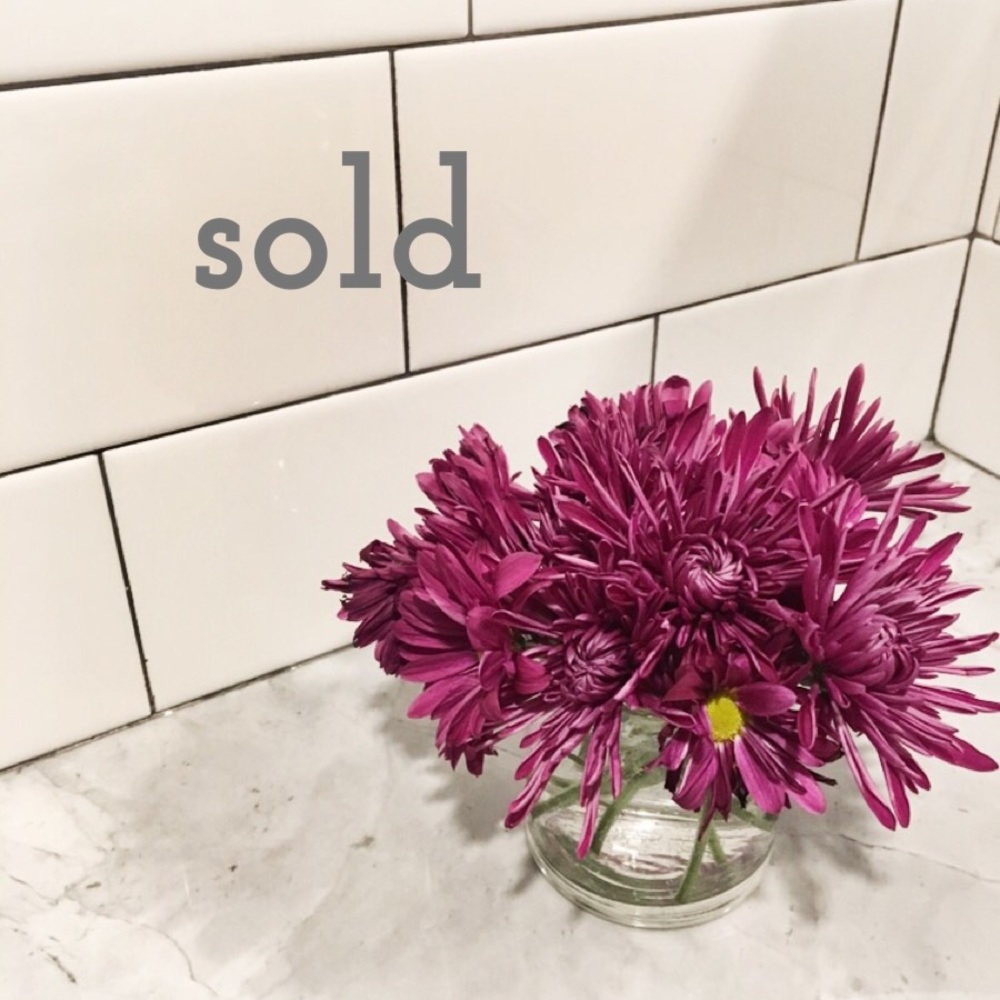 SOLD 🌼  PLEASE SWIPE UP TO SHOP!
