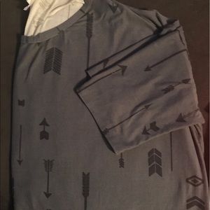 LuLaRoe Grey & Black Arrows Irma sz L