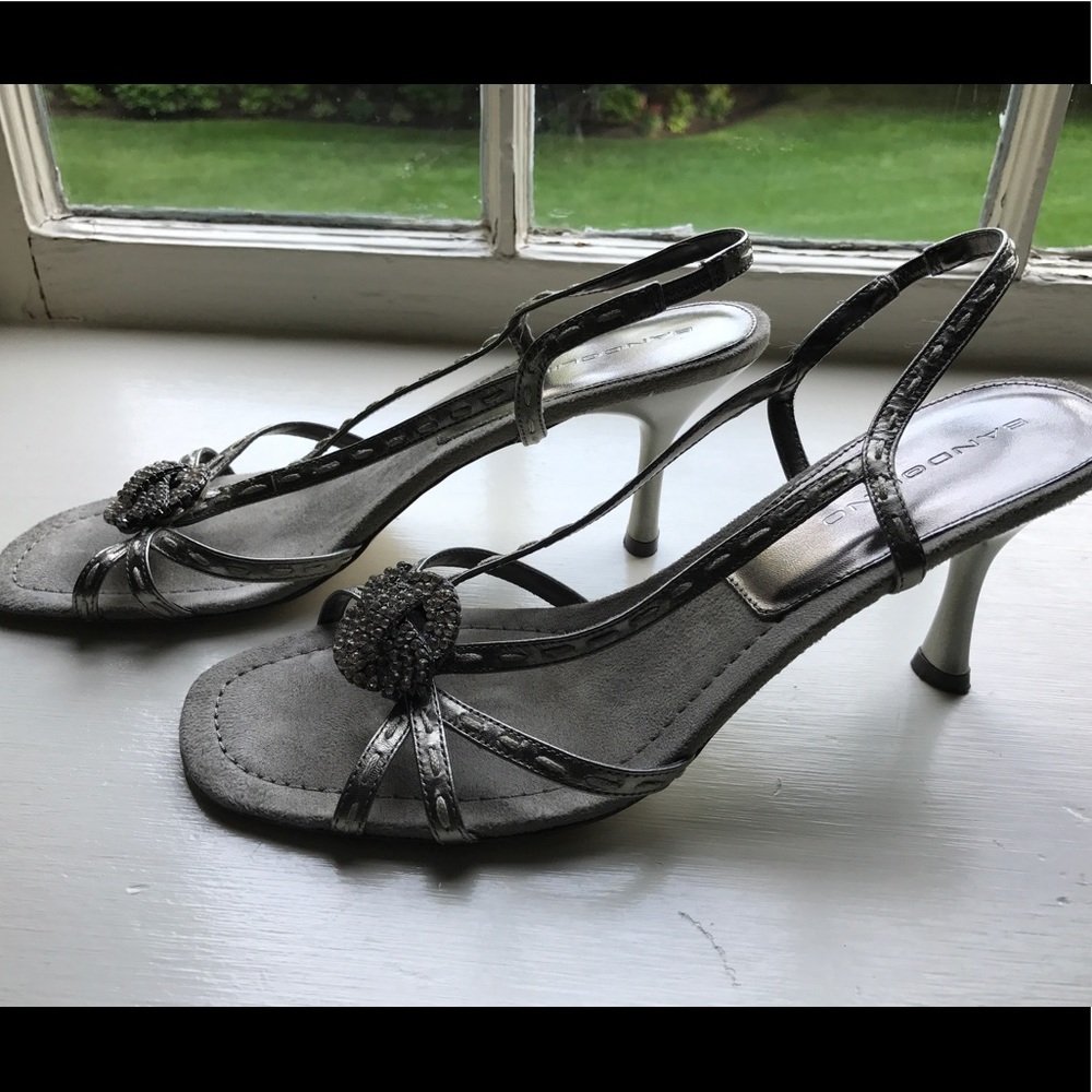 Bandolino silver strappy sandals. Size 9