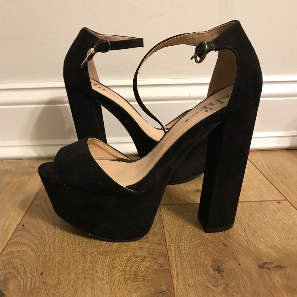 Women's strappy black heel from Shi by JOURNEYS