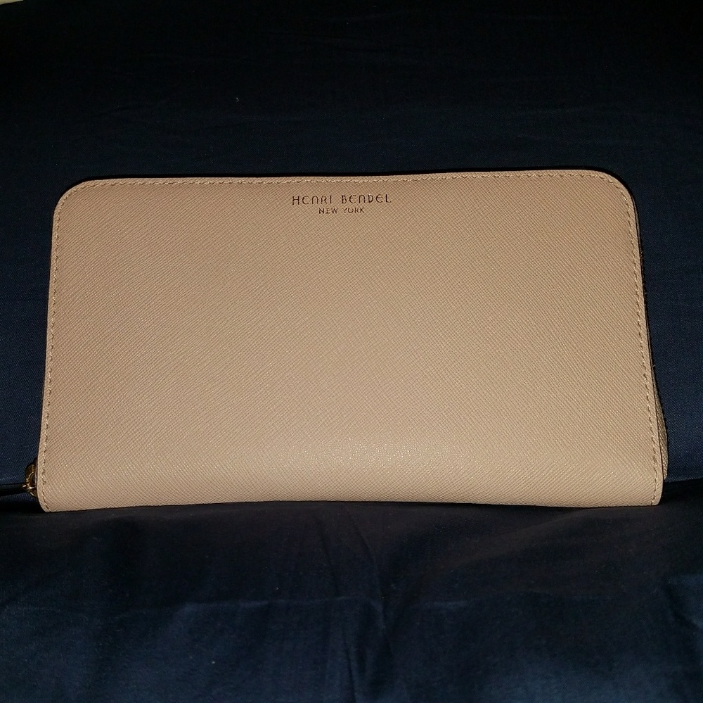 ❤ Reduced ❤ Henri Bendel - W57th Zip Around Wallet