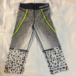 NIKE Women's pro speckled capris