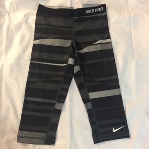 NIKE Women's pro stripped capris