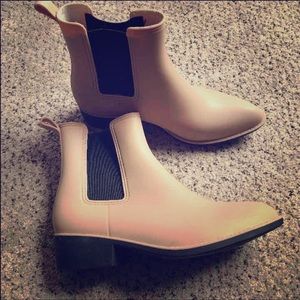 Urban Outfitters Chelsea rain booties in Blush