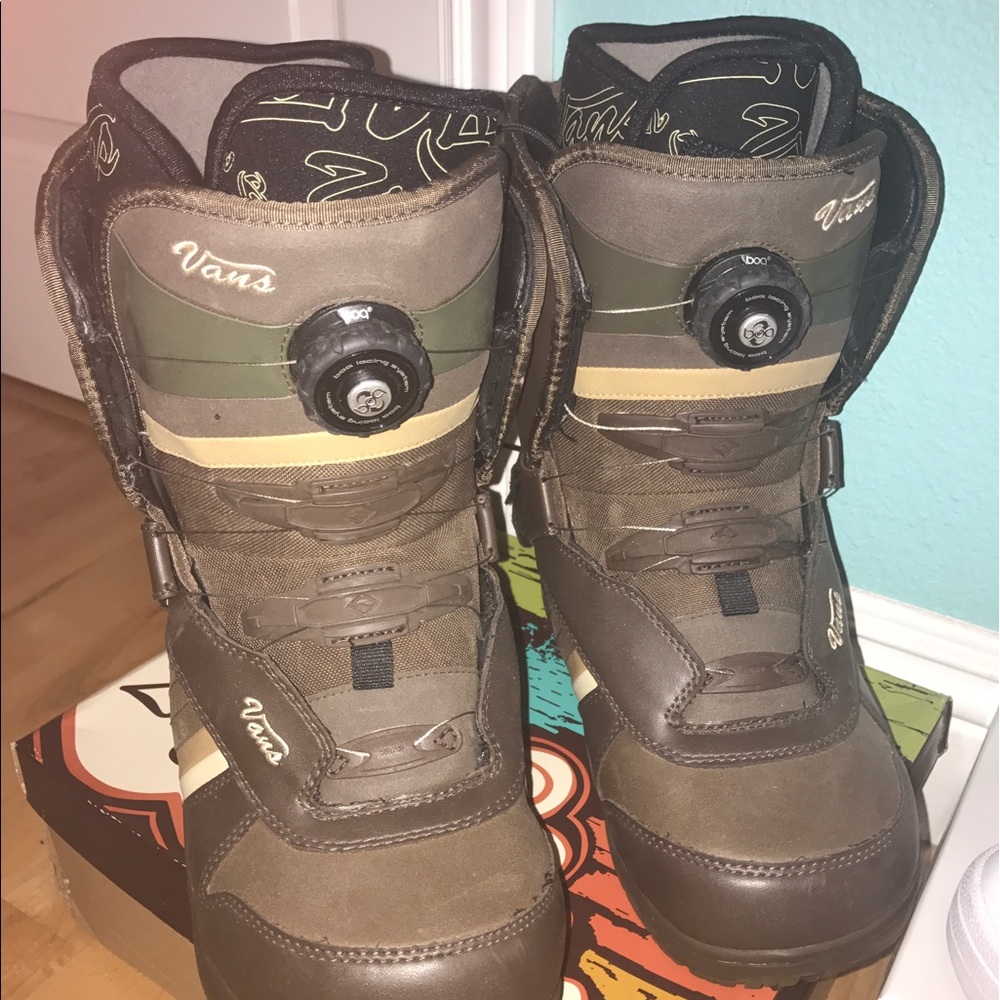 Snowboard boots