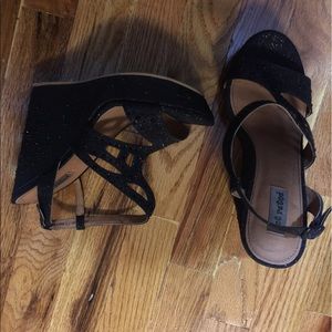 Black wedges