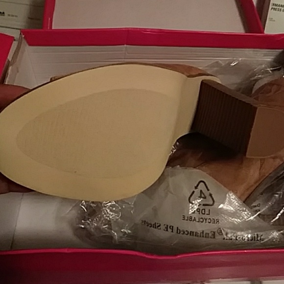 I am selling SHOES - Picture 2 of 3