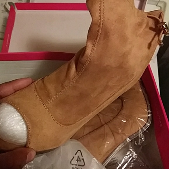 I am selling SHOES - Picture 3 of 3