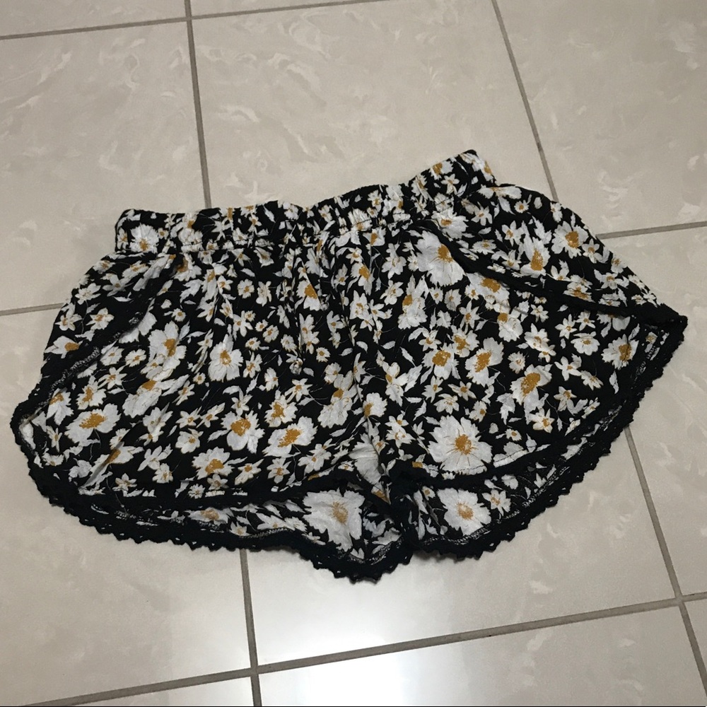 Flower pattern black trim shorts