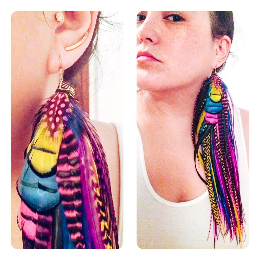 STUNNING SINGLE FEATHER  EARRING!