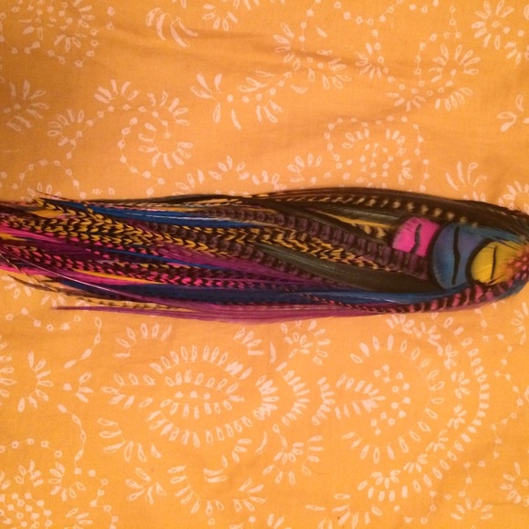 STUNNING SINGLE FEATHER  EARRING! - Picture 5 of 6