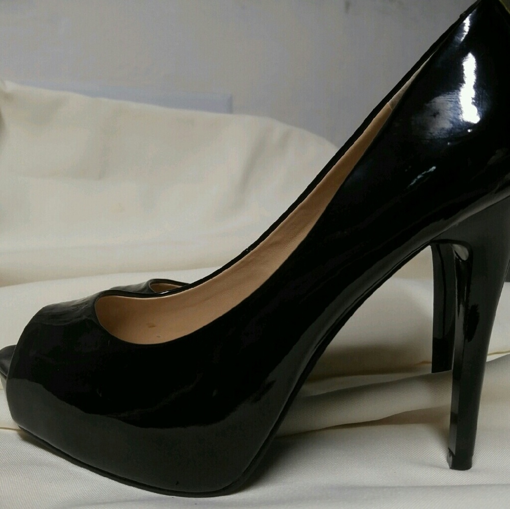 Guess peep toe pumps