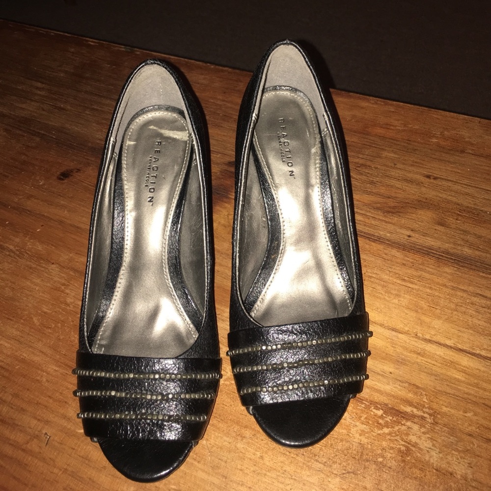 Sale: KENNETH COLE REACTION BLK HEELS